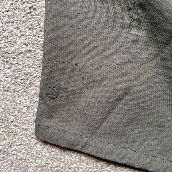 Mens Lululemon 8” Utility Cargo Shorts Size 38 - Picture 6 of 13